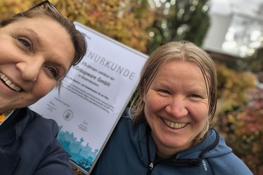 Veronika Pommer gratuliert Birgit Becker von der EGroupware GmbH zum 25j&auml;hrigen Jubil&auml;um