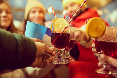 Menschen trinken zusammen in winterlicher Atmoshäre