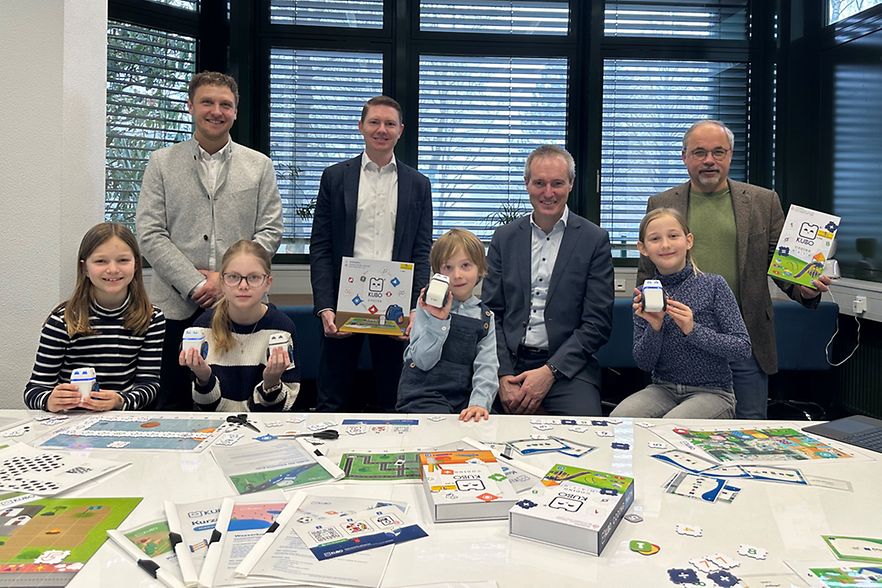 IHK &uuml;bergibt Roboter an Medienzentrum des Landkreises