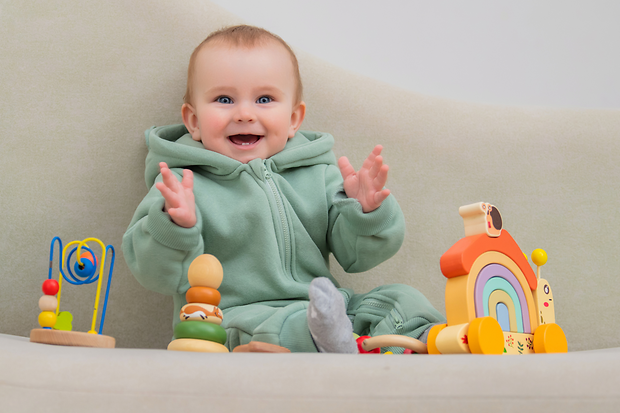 Baby mit Spielzeug