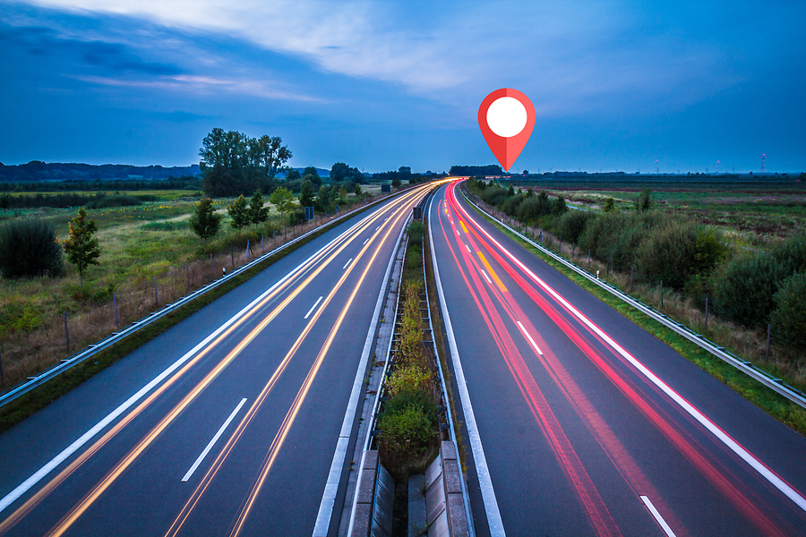 Bild einer Autobahn sowie ein Piktogramm von einer Landmarke