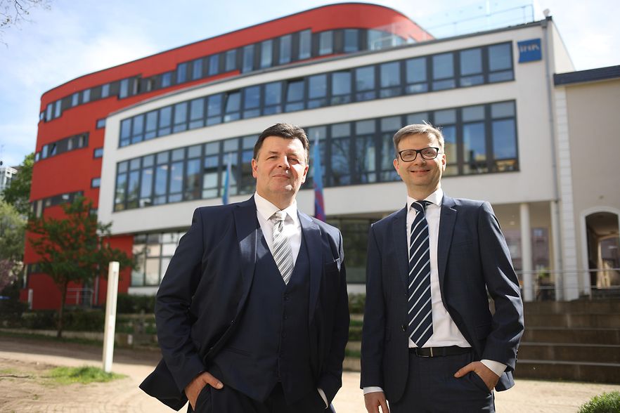 IHK Hauptgesch&auml;ftsf&uuml;hrer Prof Dr Thomas Brockmeier und Pr&auml;sident Sascha Gl&auml;&szlig;er vor dem Geb&auml;ude der IHK Halle Dessau