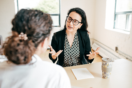 zwei Frauen im Beratungsgespräch