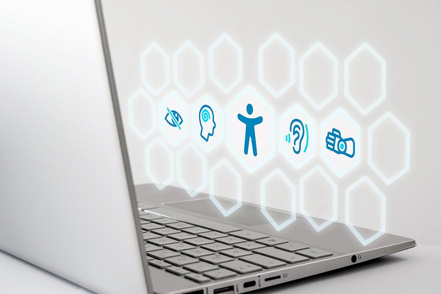 Laptop mit Symbolen zur Barrierefreiheit