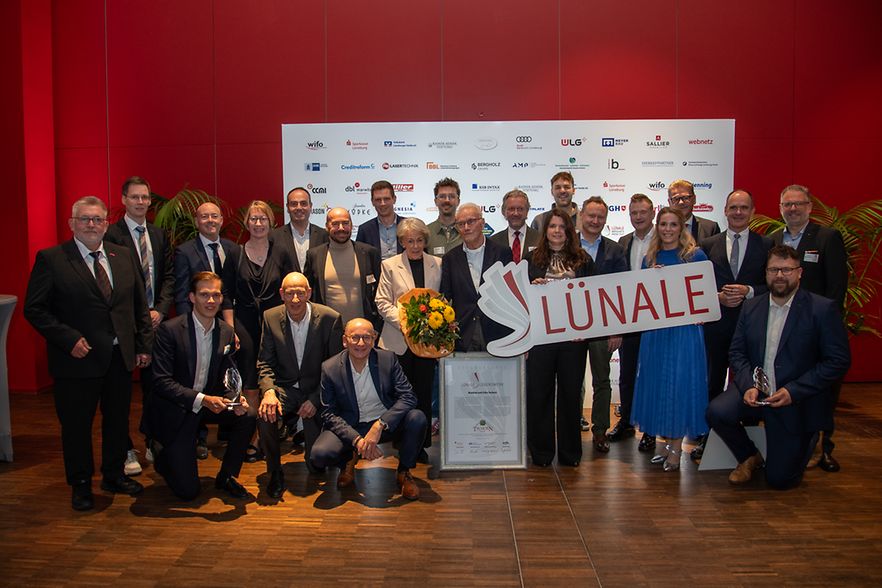 Gruppenfoto von der L&uuml;nale 2025 mit allen Preistr&auml;ger*innen und Stifter*innen.
