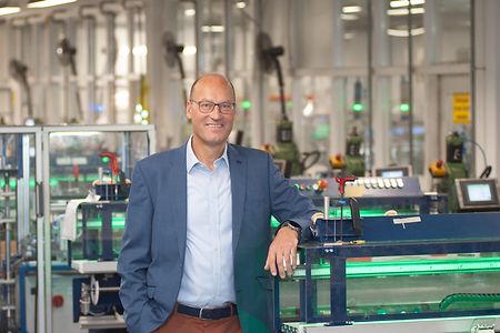 Bernhard Funke in seinem Unternehmen M&auml;rtens Transportb&auml;nder GmbH 
