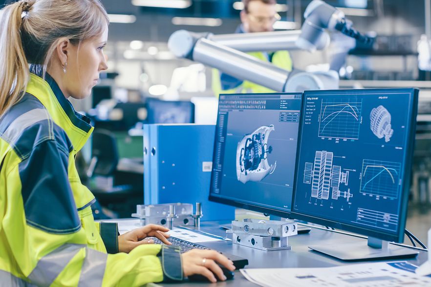 Produktionsmitarbeiterin am Computer.