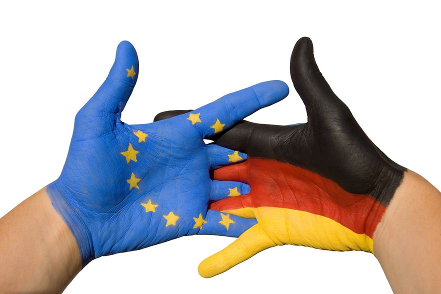 In EU- und Deutschlandfarben bemalte H&auml;nde greifen ineinander.