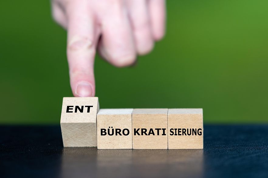 W&uuml;rfel mit Schriftzug Entb&uuml;rokratisierung