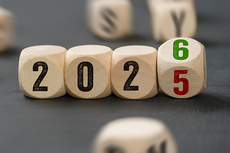 Würfel mit Jahreszahlen 2025 und 2026