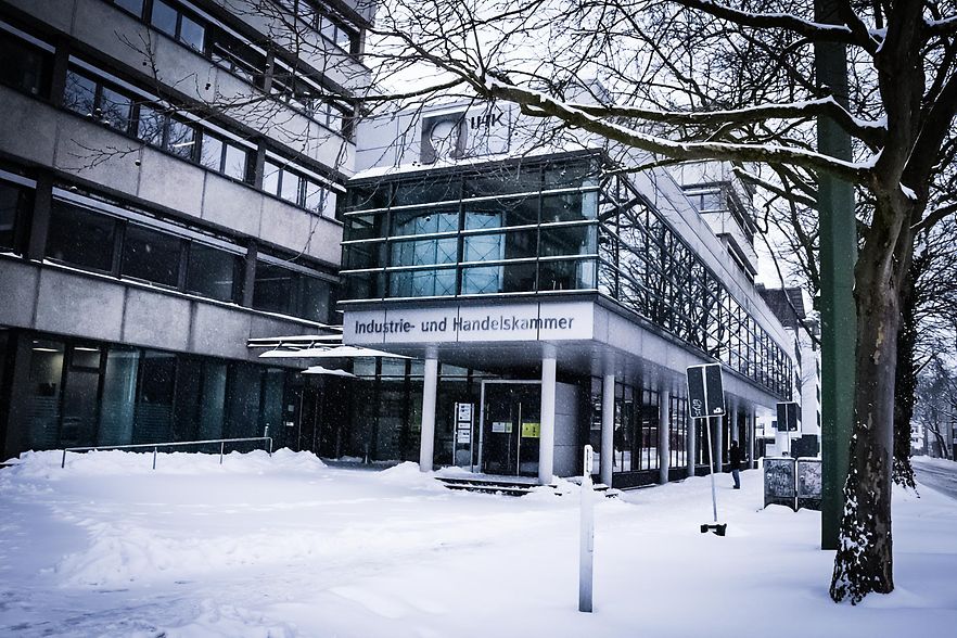 Verschneites IHK-Geb&auml;ude in Ostwestfalen im Winter.