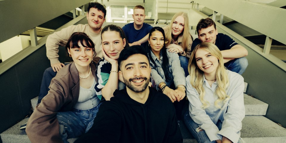 Gruppe junger Menschen sitzen auf Treppe