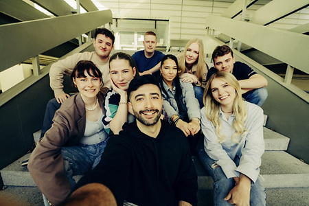 Gruppe junger Menschen sitzen auf Treppe