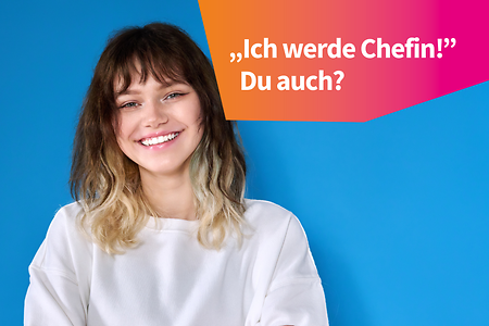 Sch&uuml;lerin l&auml;chelt und macht eine Ansage