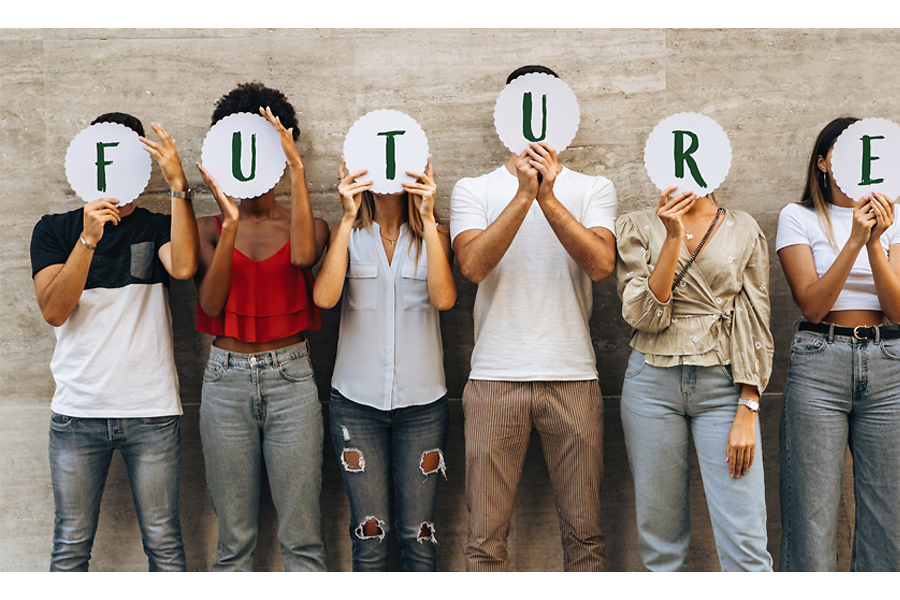 Junge Menschen halten Schilder mit Buchstaben vor ihr Gesicht. Die Buchstaben bilden das Wort 