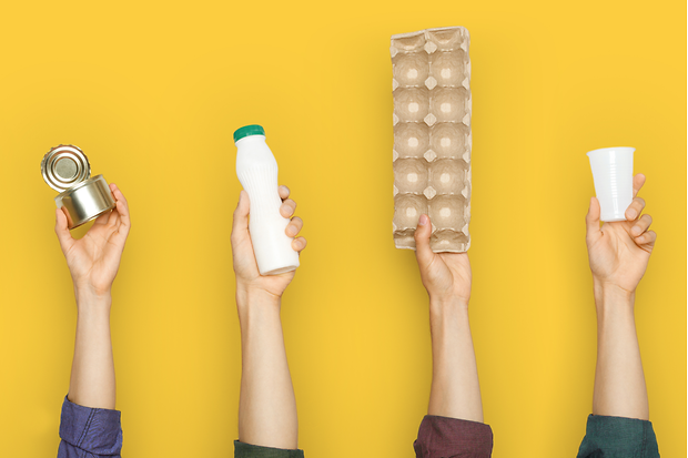 Leute halten Müll hoch