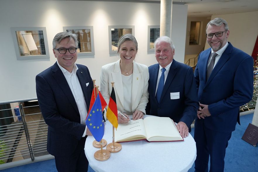 Vertreterinnen und Vertreter unterzeichnen G&auml;stebuch bei Veranstaltung