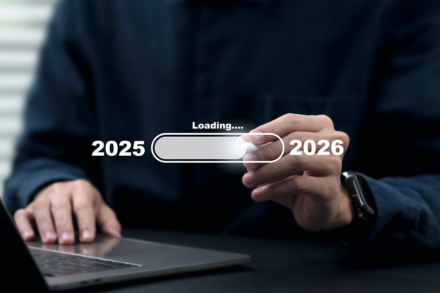 Geschäftsmann, der die virtuelle Ladestange von 2025 bis 2026 berührt