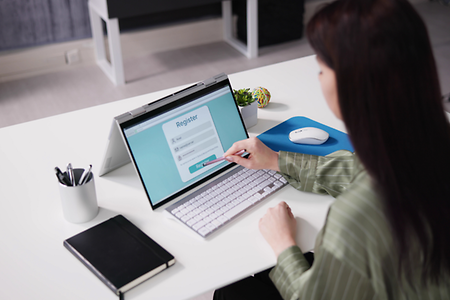 Onlineanmeldung am Laptop