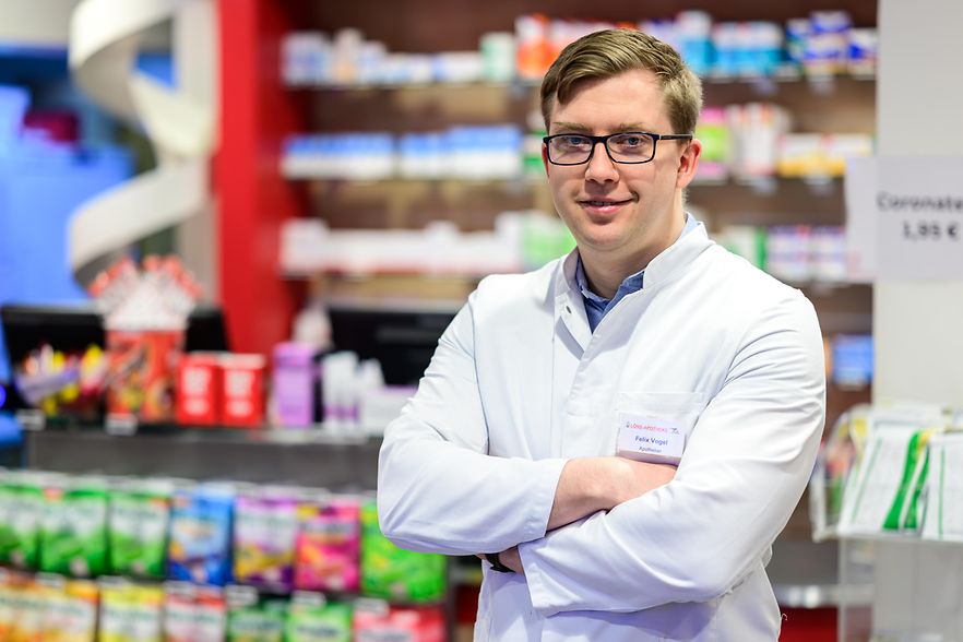 Portr&auml;t von Felix Vogel in seiner Apotheke