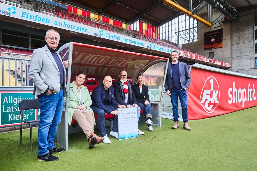 Vertreterinnen und Vertreter des FCK und der IHK im Fritz-Walter-Stadion.