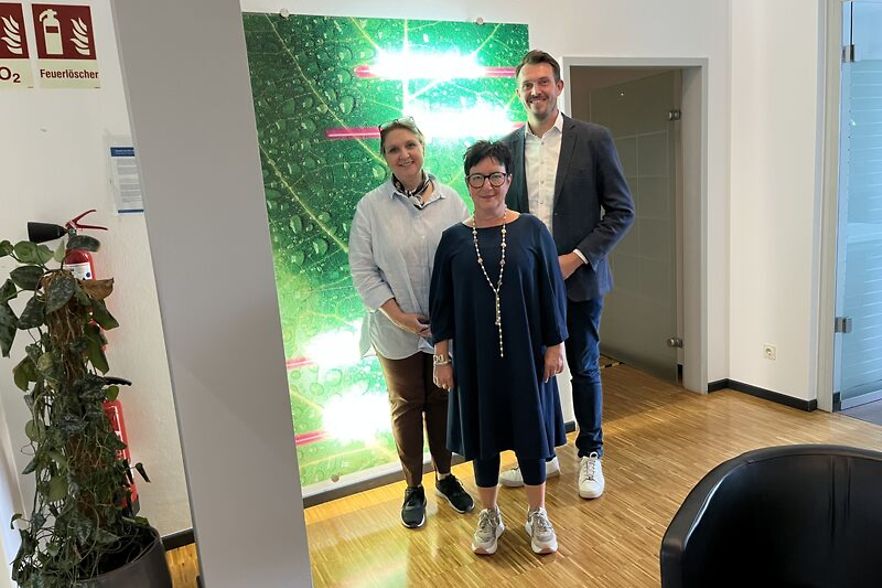Veronika Pommer, Heike Kniephoff-Jung und Tim Wiedemann beim Firmenbesuch.