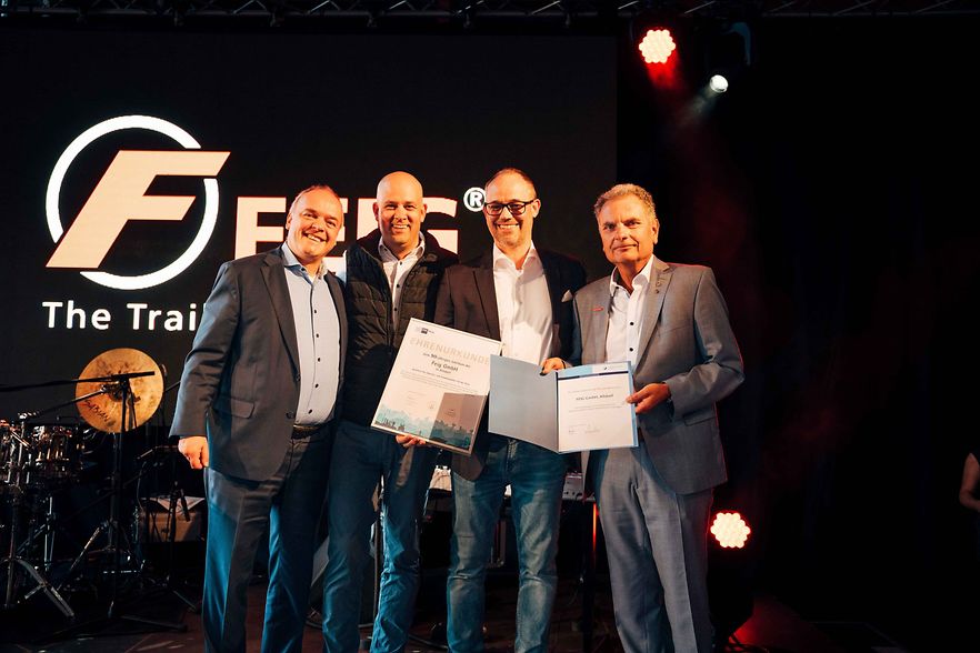 Hauptgesch&auml;ftsf&uuml;hrer J&uuml;rgen Vogel mit Vertretern der Feig GmbH.