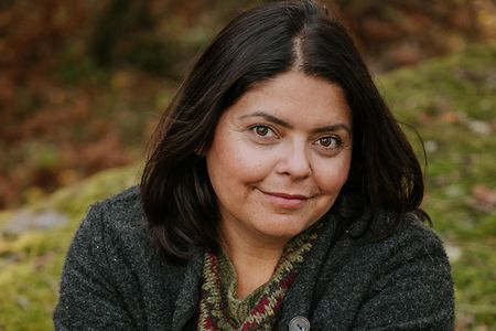 Eine Frau sitzt im Wald.