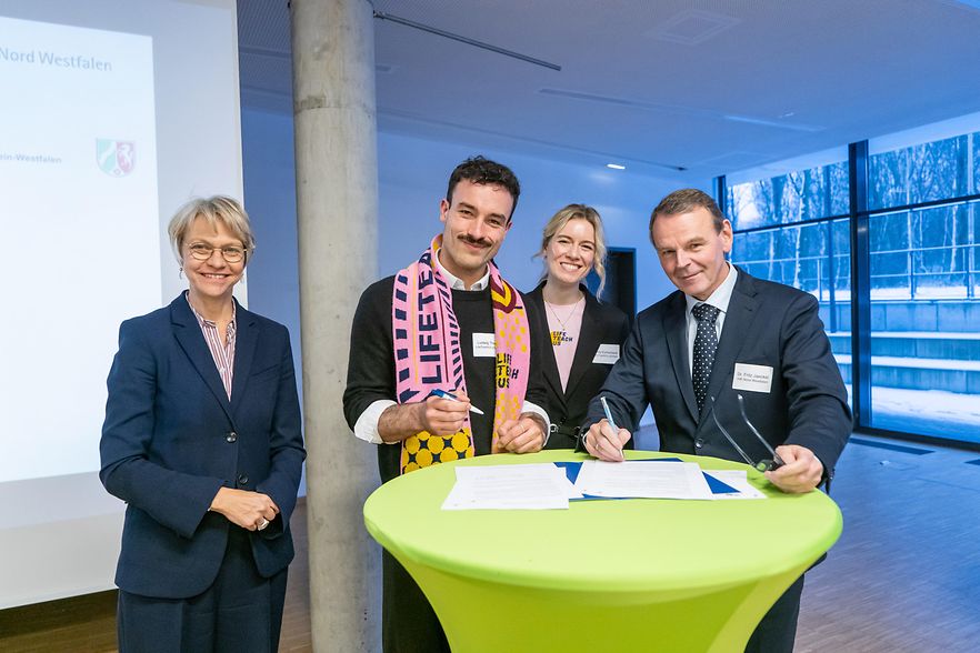 Schulministerin, IHK-Hauptgesch&auml;ftsf&uuml;hrer und zwei Vertreter von LifeTeachUs bei einer Vertragsunterzeichnung.