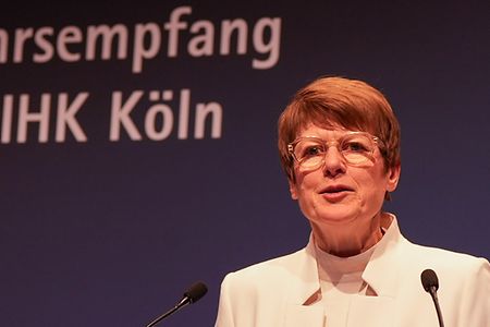 Wirtschaftsweise Veronica Grimm w&auml;hrend ihrer Rede beim Neujahrsempfang der IHK K&ouml;ln