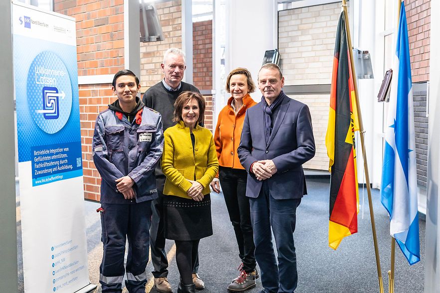 F&uuml;nf Personen stehen neben einer Deutschland- und einer Honduras-Flagge.