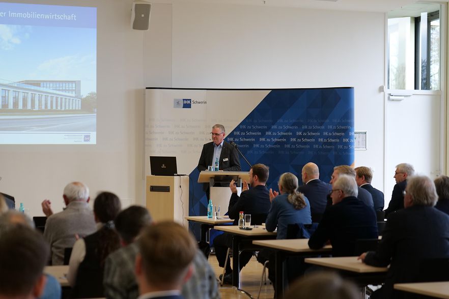 Konferenzraum mit sitzenden Teilnehmern