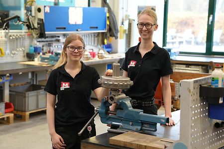 Zwei junge Frauen an einer Werkbank