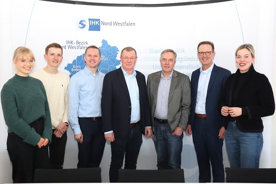 Die Referenten sowie Studentinnen und Studenten stehen f&uuml;r ein Gruppenfoto zusammen.