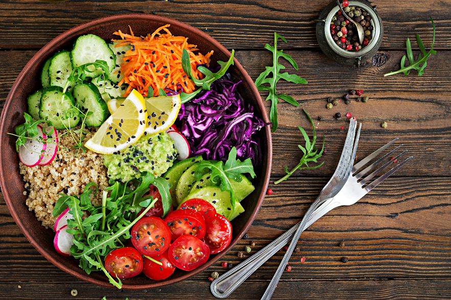 Salat, Gurken, Karotten, Rotkohl, Zitronen und Besteck