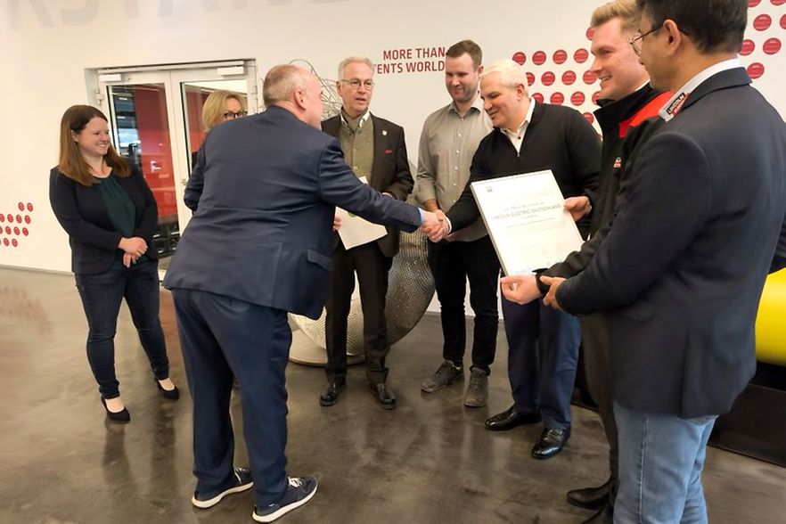 Pommer, Vogel gratulieren Lincoln Electric zum 75j&auml;hrigen Jubil&auml;um