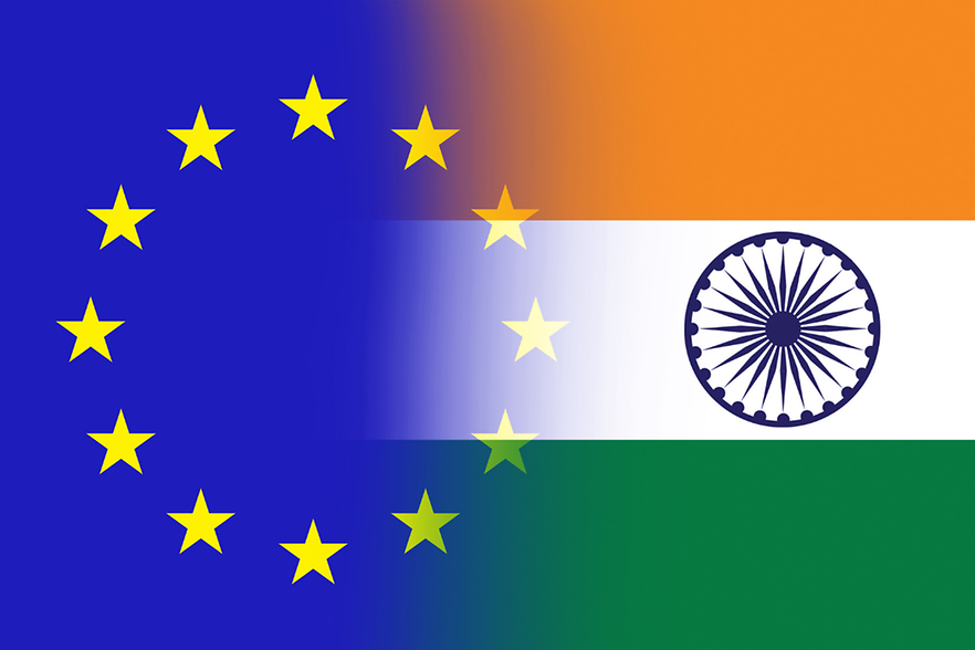 EU-Flagge und Indien-Flagge verschmelzen