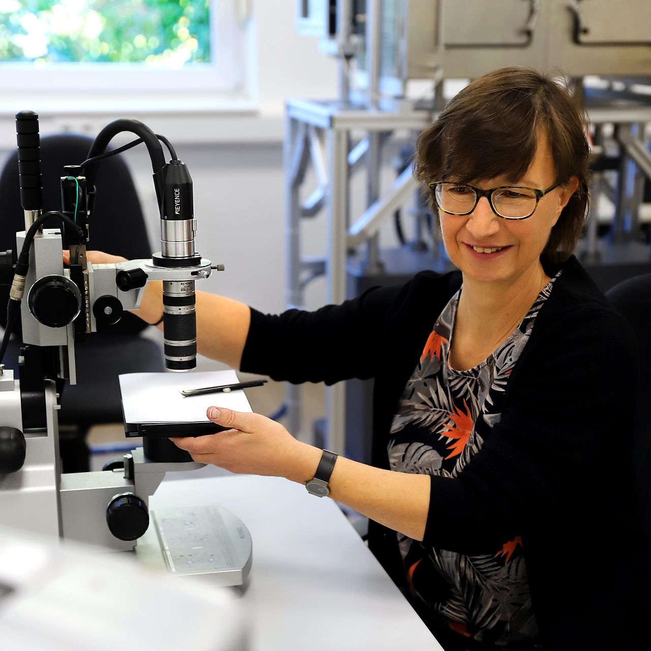 Ines Kotter am Mikroskop