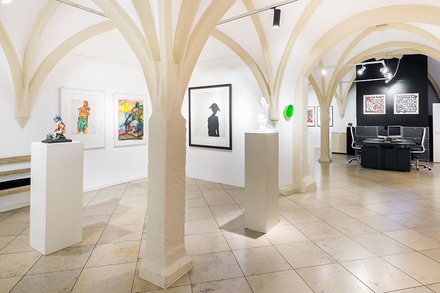 Innenr&auml;ume der Galerie mit gotischer Bogenarchitektur