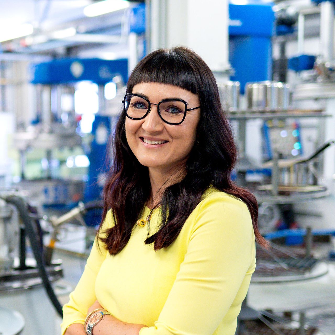 Foto einer Frau in einem industriellen Umfeld