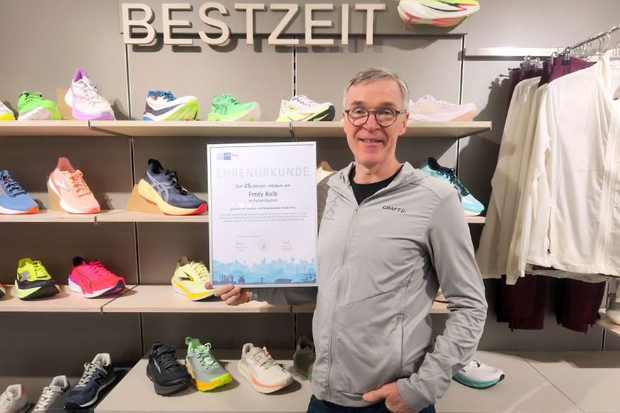 Urkunden&uuml;bergabe bei Fredy Kolb Kaiserslautern Der Laufladen