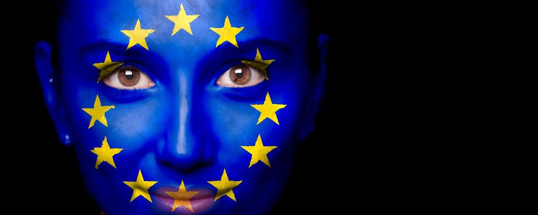 weibliches Gesicht mit geschmickter Europaflagge