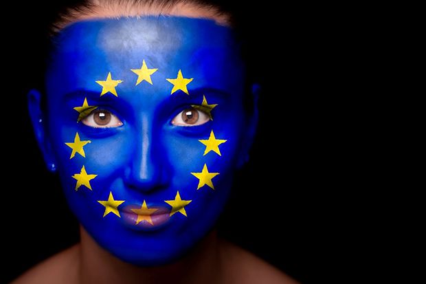 weibliches Gesicht mit geschmickter Europaflagge