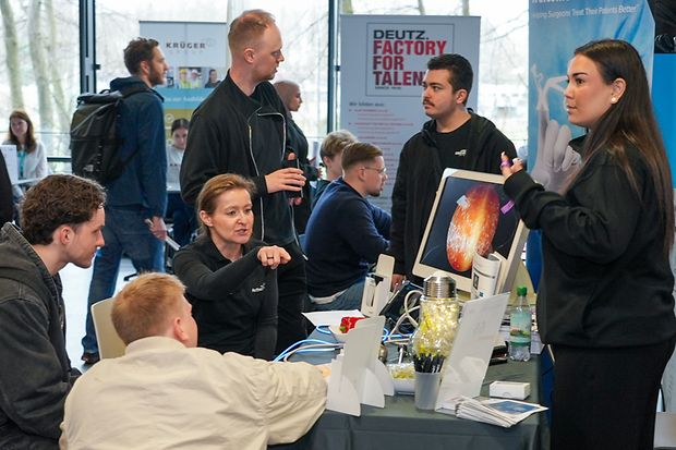 Gespr&auml;chssituation beim Azubi-Speed-Dating 2026