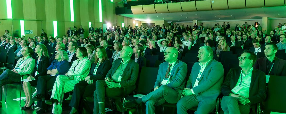 Acht Menschen auf dem Innovationfestival TECH.LAND Xperience 