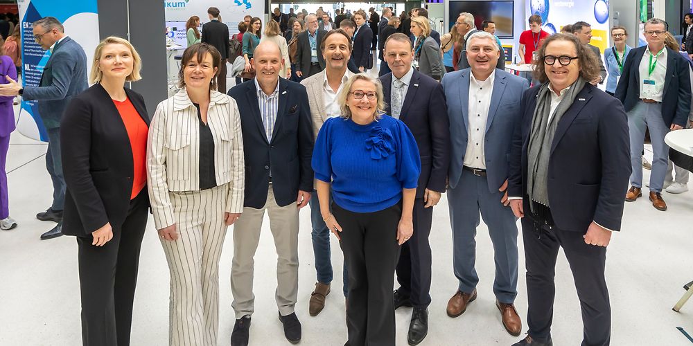 Acht Menschen auf dem Innovationfestival TECH.LAND Xperience 