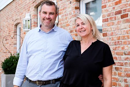 Mike und Edyta Eichhorn stehen vor ihrem Neubau des Hotels 