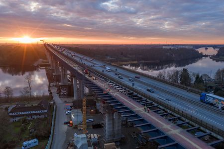 Luftbildaufnahme der Rader Hochbr&uuml;cke