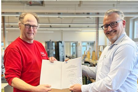 Thorsten Weber &uuml;berreicht das Zertifikat an Jan Sievers