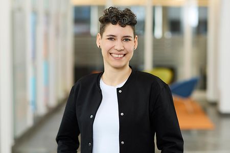 Michal Kramer blickt l&auml;chelnd in die Kamera.